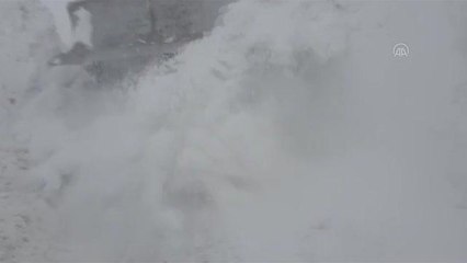 Ekipler hasta yaşlı kadını hastaneye ulaştırmak için seferber oldu