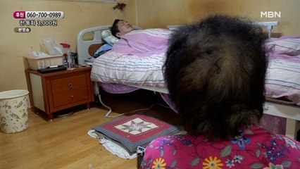 아픈 아들에게서 눈을 떼지 못하는 엄마