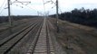 Des chars russes traversent une voie ferrée en Ukraine et coupent la route à un train