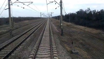 Download Video: Des chars russes traversent une voie ferrée en Ukraine et coupent la route à un train