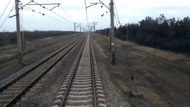 Des chars russes traversent une voie ferrée en Ukraine et coupent la route à un train