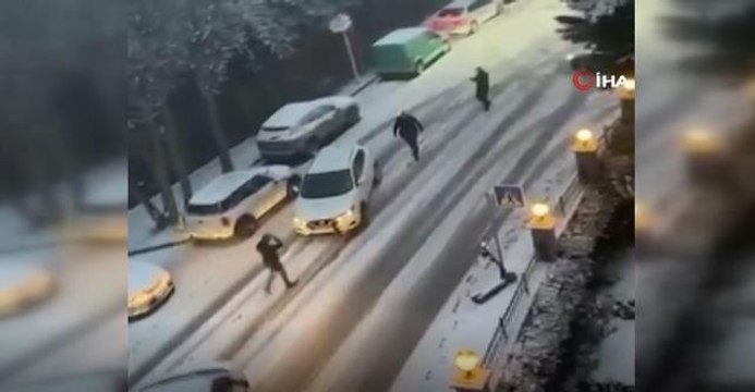 Son dakika... Feci kaza: Kayan arabanın çarptığı kadın metrelerce savruldu