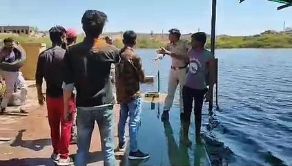 Died in lake : दोस्तों संग घूमने निकले युवक के साथ हुआ कुछ ऐसा, देखें video