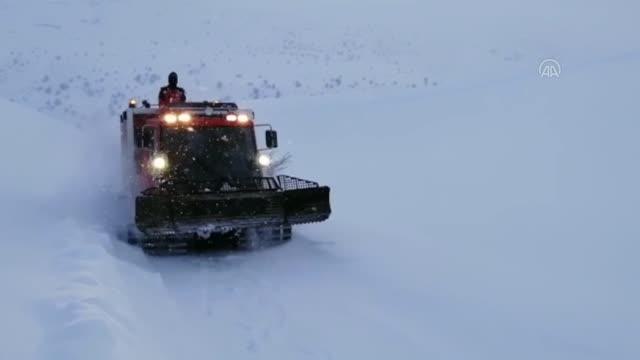 Ekipler yaşlı hastayı hastaneye ulaştırmak için seferber oldu