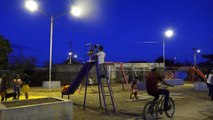 Pobladores del barrio Lomas de Guadalupe estrenan servicio de alumbrado público