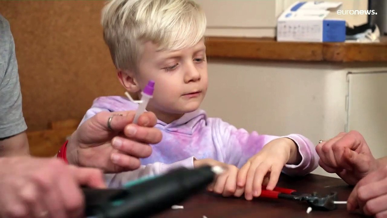 Kreativ in der Pandemie: Aus alten Schnelltests wird 'Coronaman'