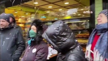 İstanbul'da bir çifte "Fazla yaklaşmayın" uyarısı yapan kafe kadınlar tarafından protesto edildi