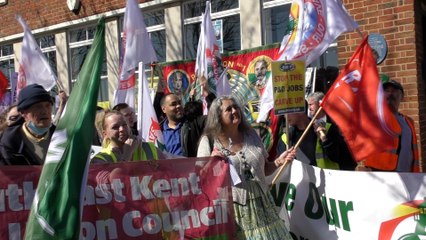 Protestors in Dover call for legal action after hundreds of P&O Ferries staff are made redundant