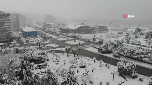 Kar Samsun'u etkisi altına aldı... Vatandaşlar karlı yollarda yürümekte güçlük çekti