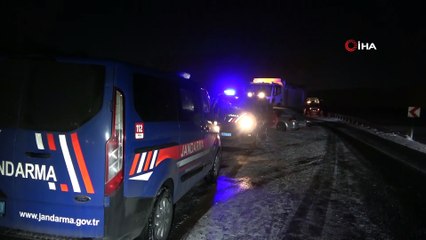Feci kazada yaralılar var! Tersine dönen kar küreme aracının bıçağına ok gibi saplandı