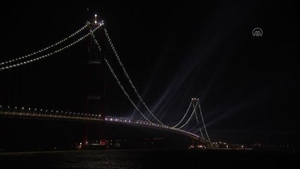 1915 Çanakkale Köprüsü'nde ışık gösterisi yapıldı