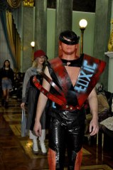 Kırgızistan'da atık malzemelerden yapılan kıyafetler defileyle tanıtıldı