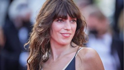 VOICI :Lou Doillon enceinte de son deuxième enfant : la fille de Jane Birkin dévoile son baby bump dans une vidéo
