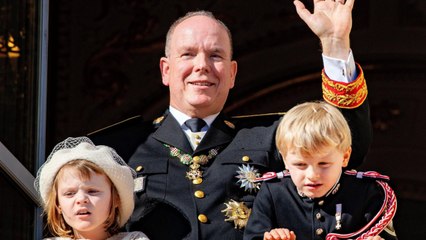 VOICI : Albert II en visite officielle avec Jacques et Gabriella : la tenue des jumeaux ne passe pas inaperçue !