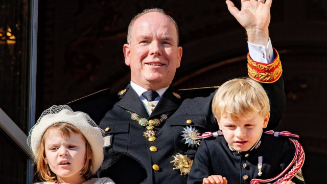 VOICI : Albert II en visite officielle avec Jacques et Gabriella : la tenue des jumeaux ne passe pas inaperçue !