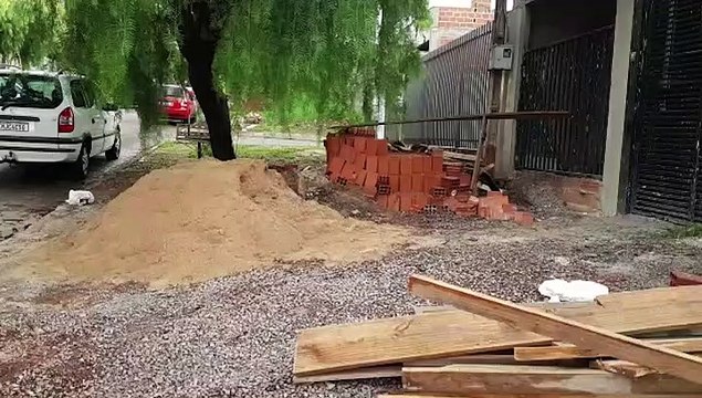 Trabalhador cai de andaime e fratura perna