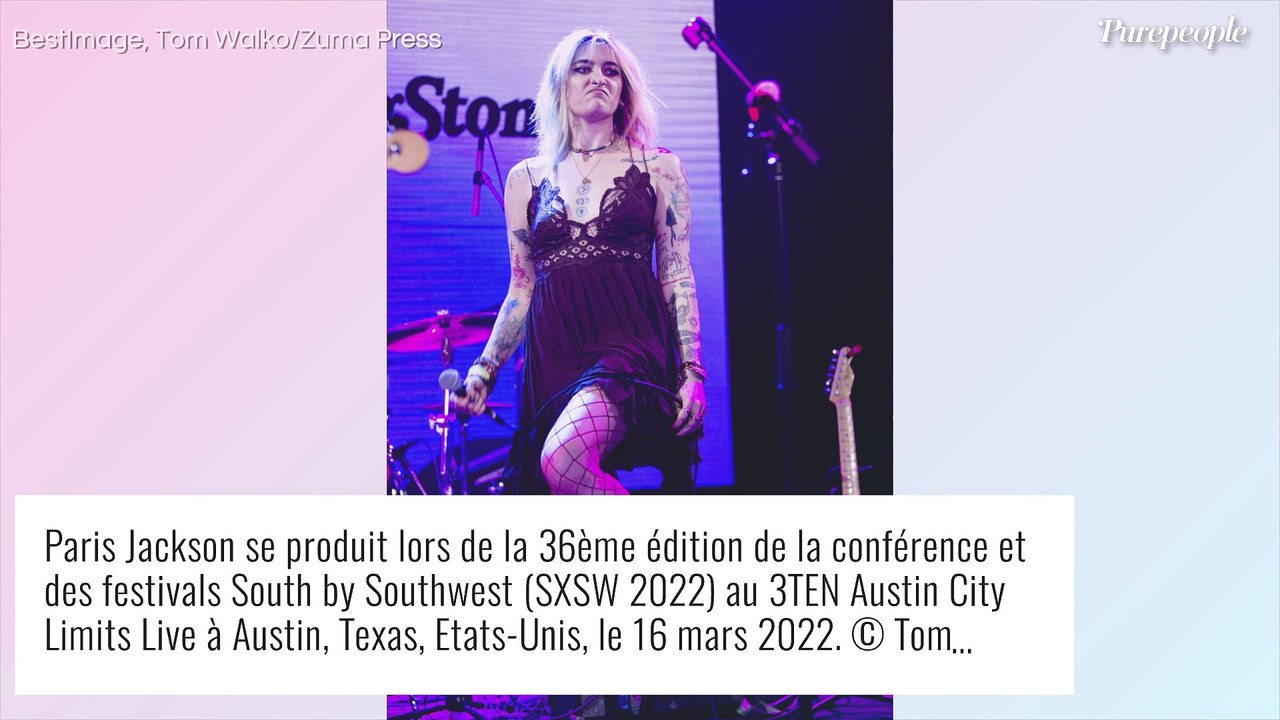 Paris Jackson : Look grunge et collants résilles, elle s'éclate sur scène !