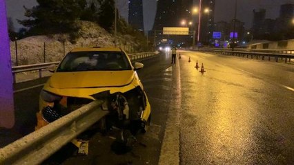 TEM OTOYOLU'NDA TAKSİ BARİYERLERE ÇARPTI: 1 YARALI
