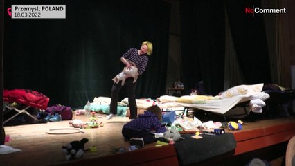 Kein Theater: Kinder spielen auf der Bühne, eine ältere Dame betet still