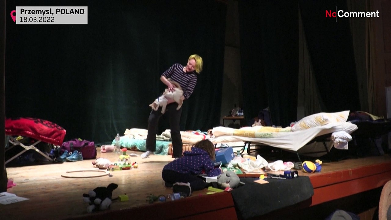 Kein Theater: Kinder spielen auf der Bühne, eine ältere Dame betet still