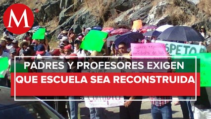 Padres de familia y maestros bloquearon la Autopistas del Sol