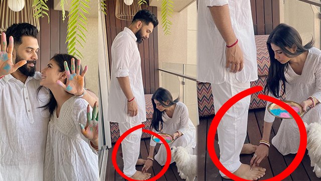 Mouni Roy ने Husband Suraj Nambiar को पैर में गुलाल लगाकर मनाई First Holi Viral | Boldsky