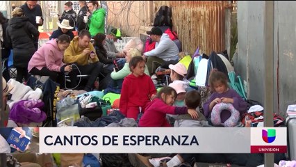 Ucranianos en la garita de San Ysidro entonan cantos de esperanza a un grupo de migrantes rusos.