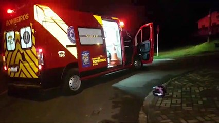 Motociclista sofre fratura ao cair em buraco na Rua Medianeira, no Bairro Pacaembu