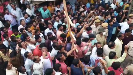 Video : नायक-नायिका के  विवाह की रस्म देखने उमड़ा नैनवां कस्बा