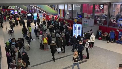 Ukrayna'dan ayrılan sivillerin geldiği Polonya'daki tren istasyonlarında yoğunluk yaşanıyor