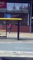 Hombre bailó en la calle mientras esperaba el autobús: “Necesitaba calentar mi cuerpo”