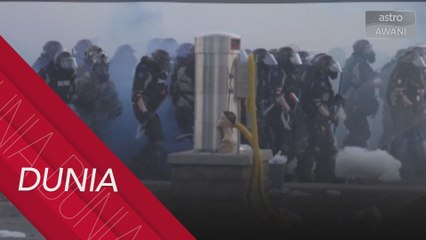 Polis lepaskan gas pemedih mata bagi menyuraikan penunjuk perasaan