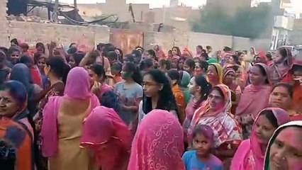 महिलाओं को ऋण देने का झांसा देकर कंपनी भूमिगत