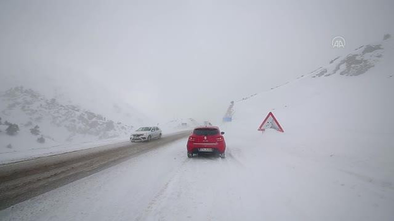 Antalya-Konya kara yolu kar nedeniyle tır geçişlerine kapatıldı