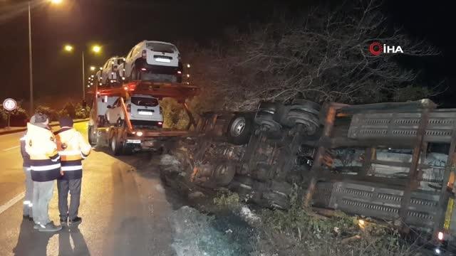 Cip yüklü tır buzlanan yolda devrildi, 4 araç hasar gördü