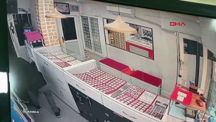 Tabancayla kuyumcuyu vurduğu anlar kamerada!