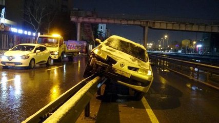 AVCILAR'DA KARARSIZ SÜRÜCÜ OTOMOBİLİYLE BARİYERE ÇARPTI