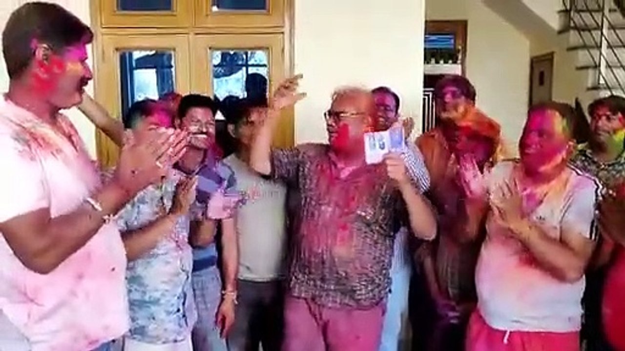 VIDEO : होली की मस्ती में चूर दिखे BJP MLA Mada...