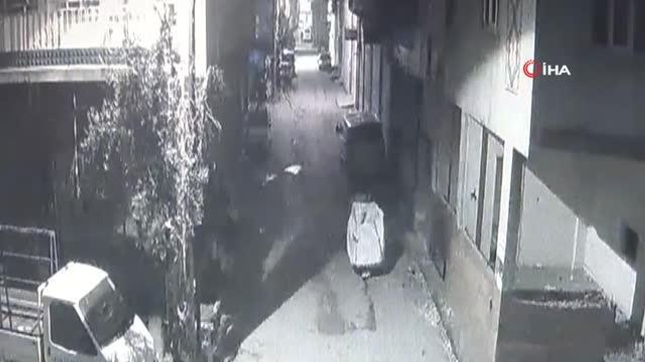 Son dakika haberleri | Böyle vicdansızlık görülmedi... Çekçek arabasıyla engelli aracını çalan şahıslar kamerada