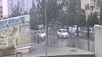 Adana'da aynı noktada farklı zamanlarda yaşanan kazalar kameralara yansıdı