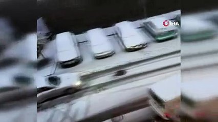 İstanbul'da kayan araç yayalara çarptı! Korkunç kaza kamerada