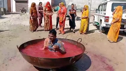 एक पुरुष आया गांव में उसे निकाला बाहर