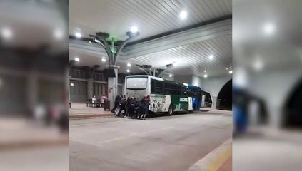Internauta flagra passageiros empurrando ônibus para "pegar no tranco" no Terminal Oeste
