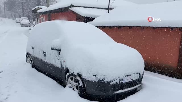 Kent merkezi beyaz örtü ile kaplandı, sürücüler yollarda ilerlemekte güçlük çekti