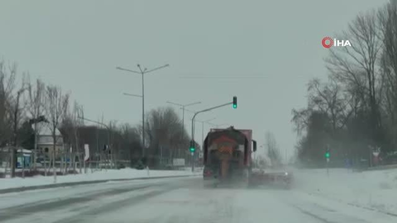 Erzurum'un Aşkale ilçesi güne yoğun kar yağışı ile başladı