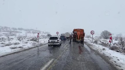 İki hafif ticari araç çarpıştı, 3 kişi öldü, 6 kişi yaralandı