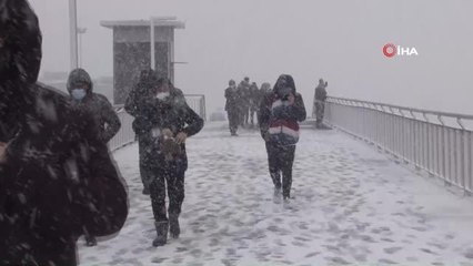 Kar yağışı Beylikdüzü'nde etkisini arttırdı