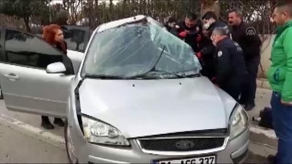 Ağaca çarpan otomobildeki iki kişi yaralandı