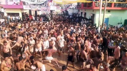 सौहार्द से खेली डोलची होली, इशारा मिलते ही भिड़ गई सेनाएं