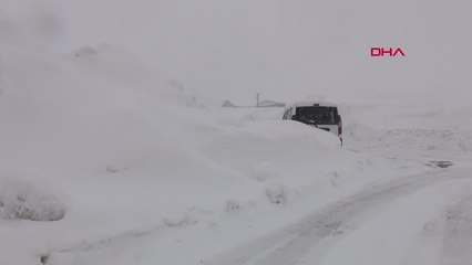 BİTLİS'TE KAR YAĞIŞI 50 KÖY YOLUNU ULAŞIMA KAPATTI